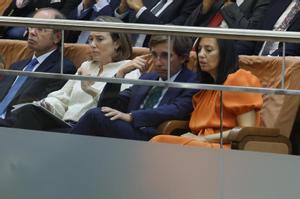 El alcalde de Madrid, José Luis Martínez-Almeida (2d), y la delegada del Gobierno en la Comunidad, Mercedes González (d), asisten desde la tribuna de invitados a la primera sesión del debate del estado de la región en la Asamblea de Madrid, este 12 de septiembre de 2022.