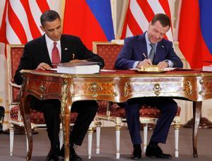Barack Obama y Dmitri Medvédev firman el Nuevo START en Praga, el 8 de abril de 2010.