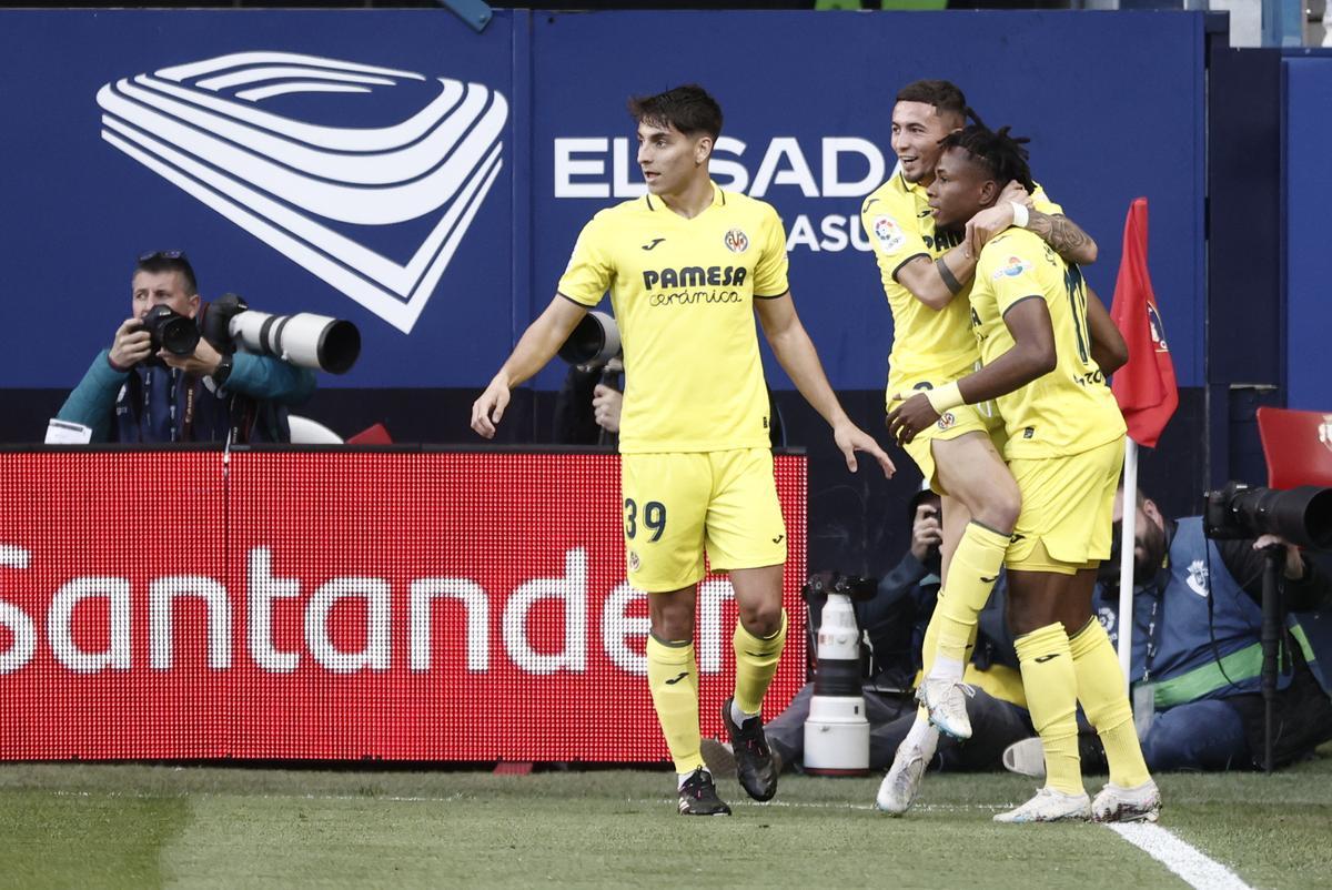El delantero del Villareal José Luis Morales (d) celebra el gol de su equipo durante el partido de la jornada 26 de LaLiga Santander en el estadio de El Sadar (Pamplona). EFE/Jesús Diges