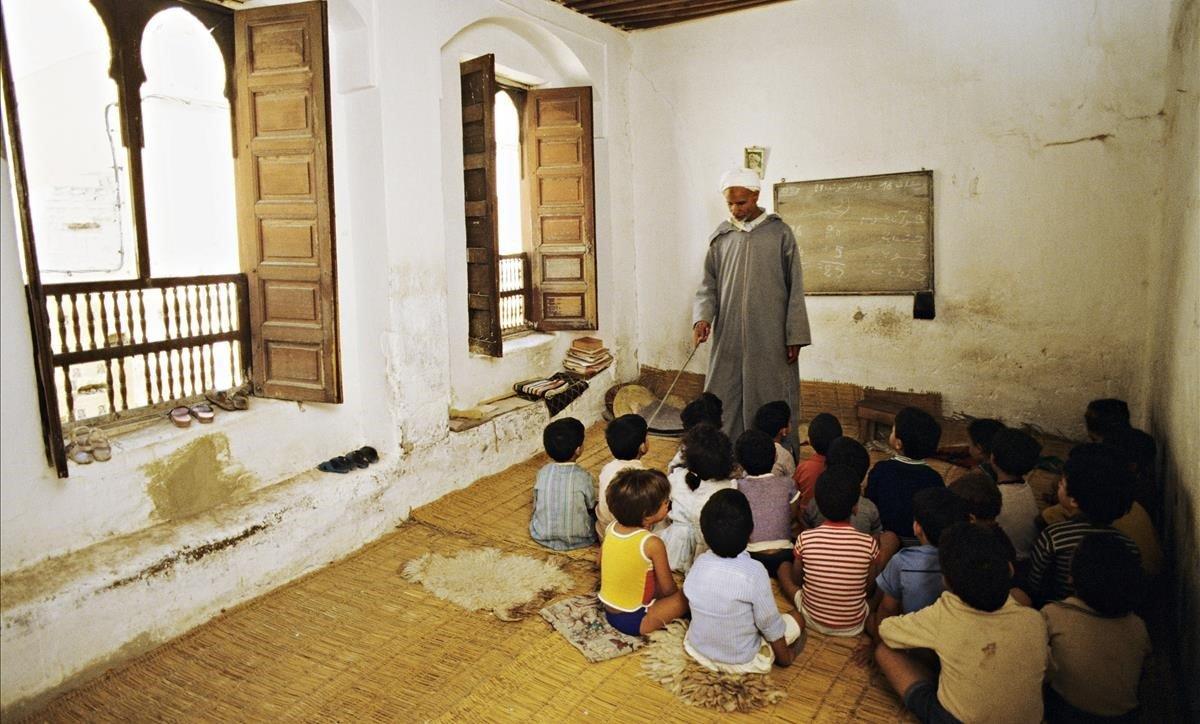 Niños en una clase de una escuela islámica en Fez. 