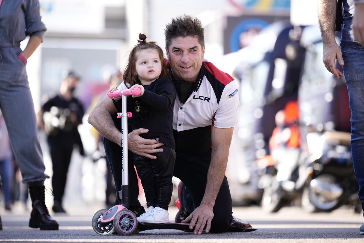 Óscar Haro, junto a su hija Lola, el pasado domingo, en el circuito de Cheste. Óscar Haro, junto a su hija Lola, el pasado domingo, en el circuito de Cheste.