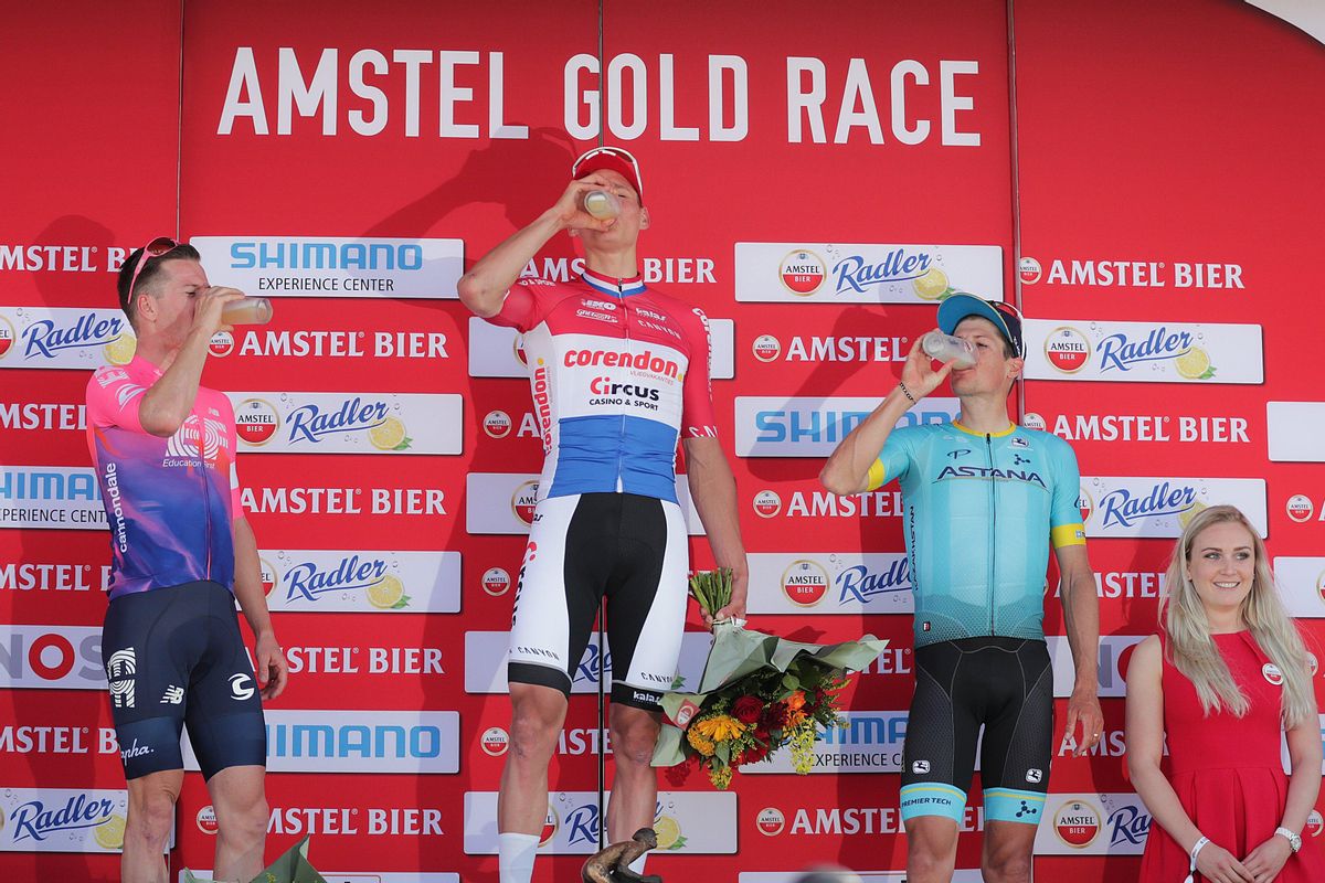 El podio de 2019, con Mathieu van der Poel en el centro, y los vasos de cerveza. El podio de 2019, con Mathieu van der Poel en el centro, y los vasos de cerveza.
