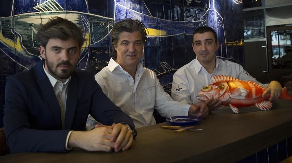 Tomas y Carles Abellan junto a Arnau Muñío (que ahora tiene su propio restaurante, Direkte Boqueria) en La Barra. Tomas y Carles Abellan junto a Arnau Muñío (que ahora tiene su propio restaurante, Direkte Boqueria) en La Barra.