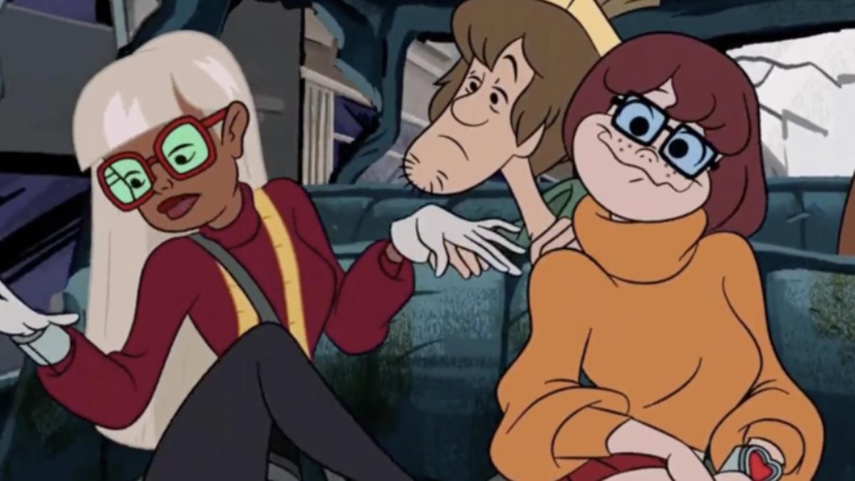 Velma (derecha), en ’shock’, tas conocer al personaje de la diseñadora de moda Coco Diablo. En medio, su compañero Shaggy.