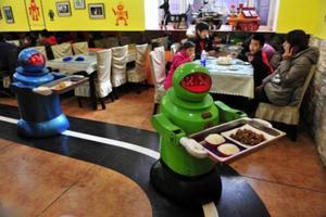 Imagen de archivo de unos robots sirviendo mesas en un restaurante.