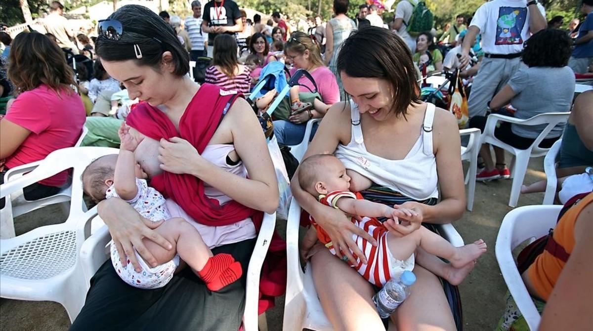 Concentración de madres y sus bebés lactantes en el parque de la Ciutadella.