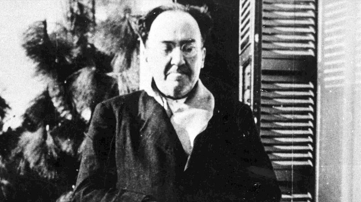 Antonio Machado, en Villa Amparo en la localidad valenciana de Rocafort, poco antes de trasladarse a Barcelona en abril de 1938. Antonio Machado, en Villa Amparo en la localidad valenciana de Rocafort, poco antes de trasladarse a Barcelona en abril de 1938.