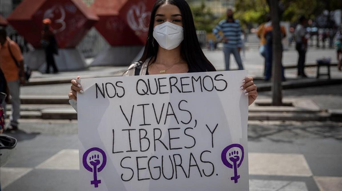 Una mujer participa de una manifestación en la Plaza Brion el 8 de marzo de 2021, Día de la Mujer, en Caracas (Venezuela).  
