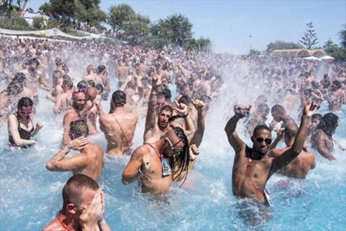 Algunos asistentes bailan en la piscina de olas de Illa Fantasia, en la fiesta del Water Park Day, ayer.