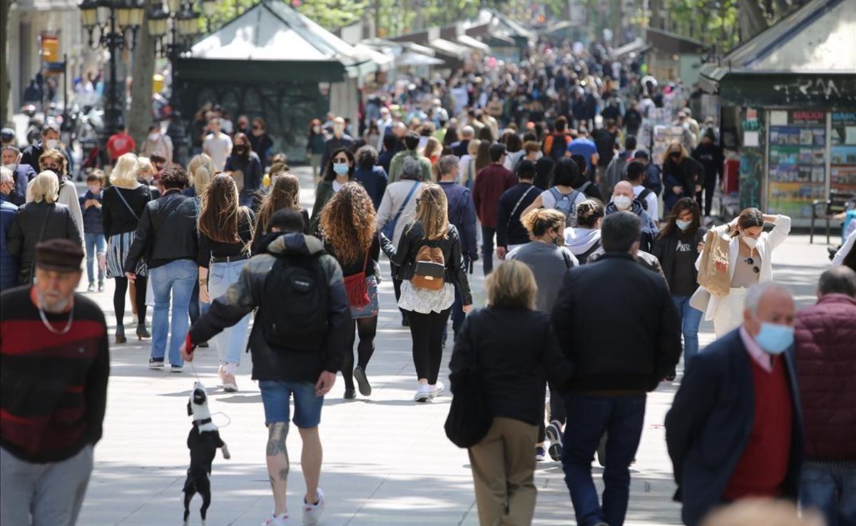La Rambla, a la altura de Canaletes, llena de gente paseando. La Rambla, a la altura de Canaletes, llena de gente paseando.