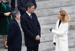 El presidente del TC Pedro González-Trevijano junto a Pedro Sánchez y Meritxell Batet.