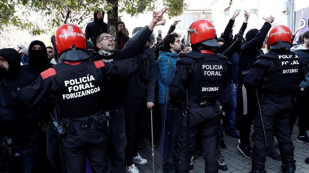 Efectivos de la Policía foral, frente a unos manifestantes en contra del mitin en Alsasua. Efectivos de la Policía foral, frente a unos manifestantes en contra del mitin en Alsasua.