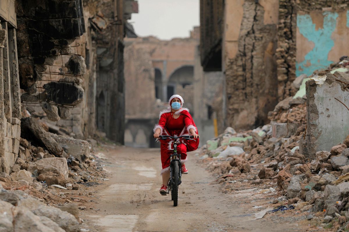 Una mujer iraquí pedalea vestida de Papa Noel entre las ruinas de la ciudad vieja de Mosul Una mujer iraquí pedalea vestida de Papa Noel entre las ruinas de la ciudad vieja de Mosul