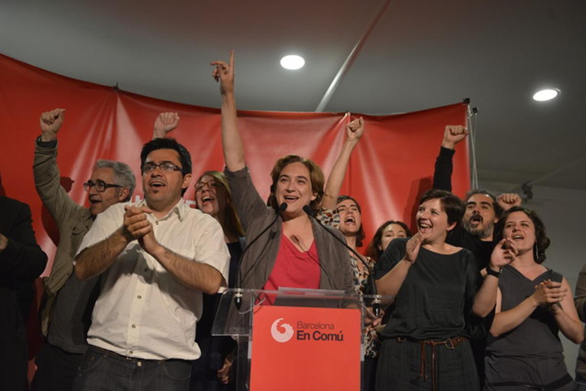 Ada Colau y sus compañeros de candidatura celebran la victoria de Barcelona en Comú en las municipales.