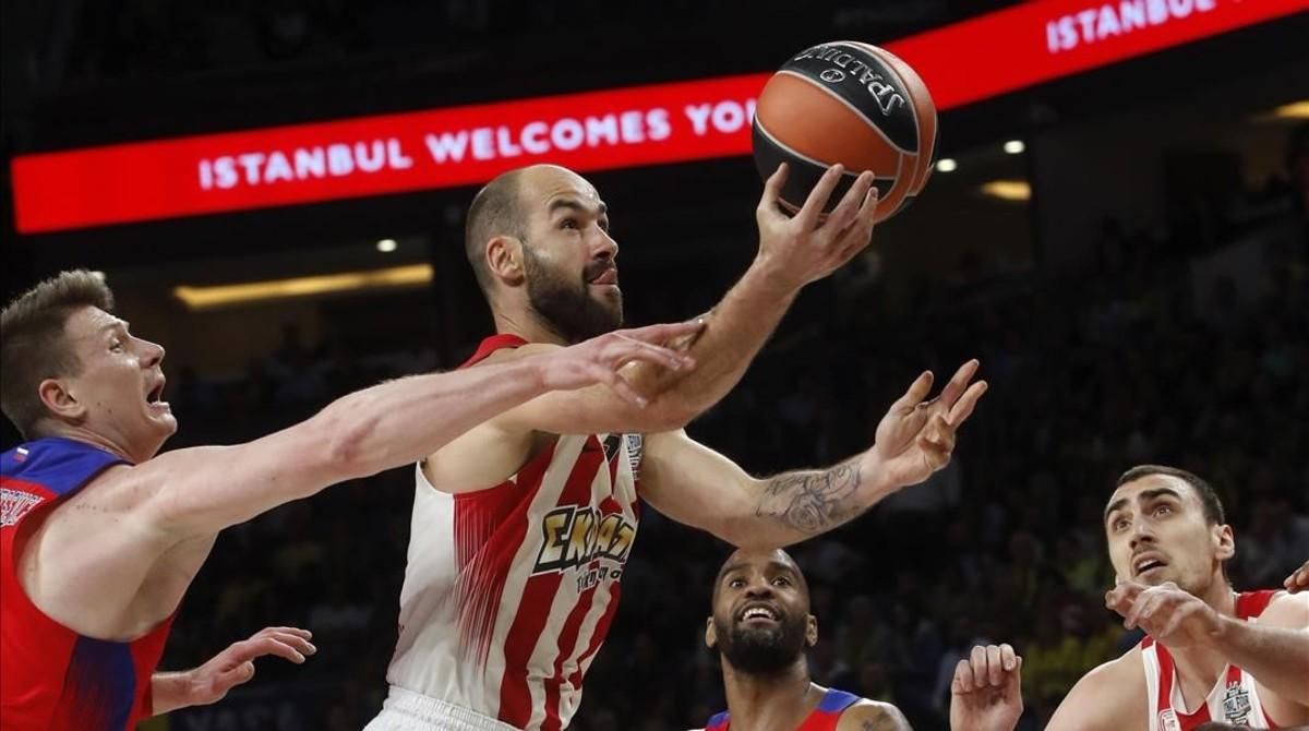 El base griego del Olympiacos Vassilis Spanoulis entra a canasta durante la semifinal de la ’final four’ de la Euroliga contra el CSKA. El base griego del Olympiacos Vassilis Spanoulis entra a canasta durante la semifinal de la ’final four’ de la Euroliga contra el CSKA.
