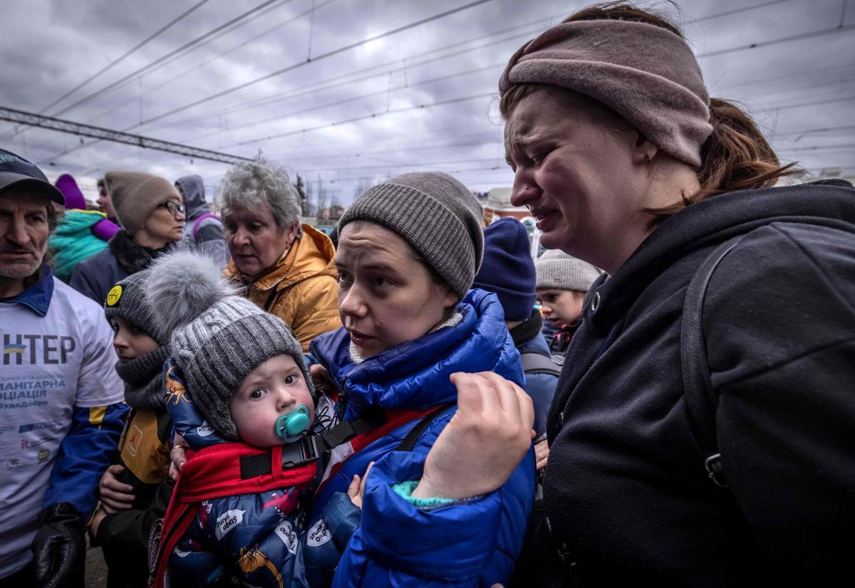 Familias llegan para subir a un tren en la estación central de Kramatorsk mientras huyen de la ciudad oriental de Kramatorsk, en la región de Donbass, el 4 de abril de 2022, en medio de la invasión rusa de Ucrania. 