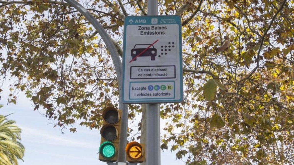 Barcelona vetarà l'entrada a 50.000 vehicles contaminants el 2020