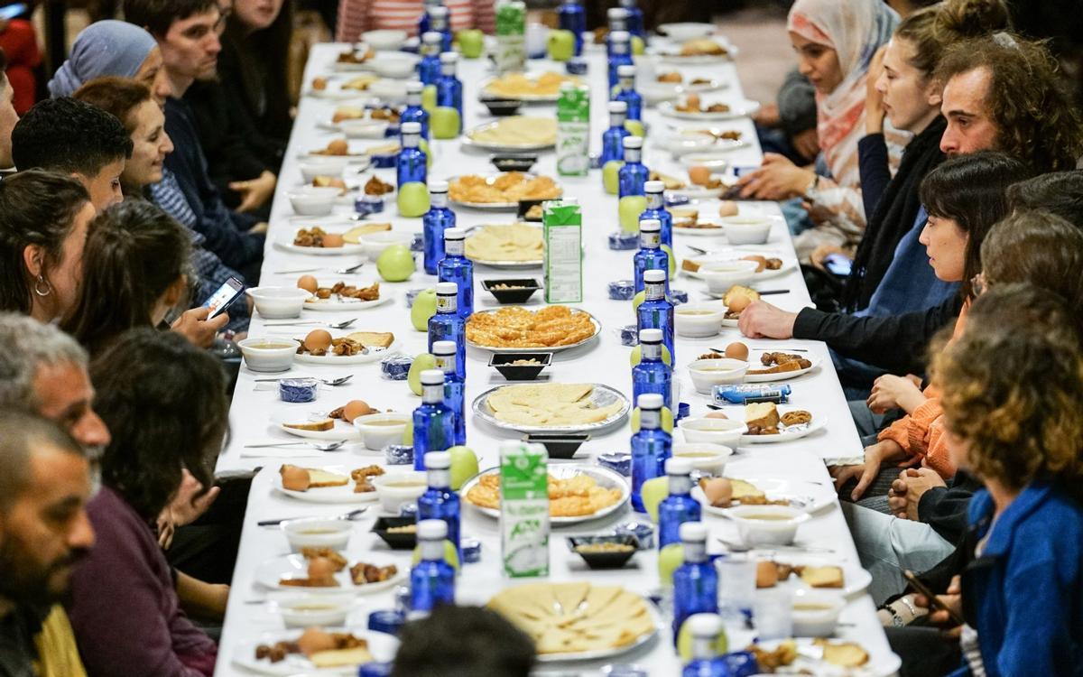 Comida nocturna ’iftâr’ popular para romper el ayuno durante el Ramadán, en el barrio del Raval de Barcelona