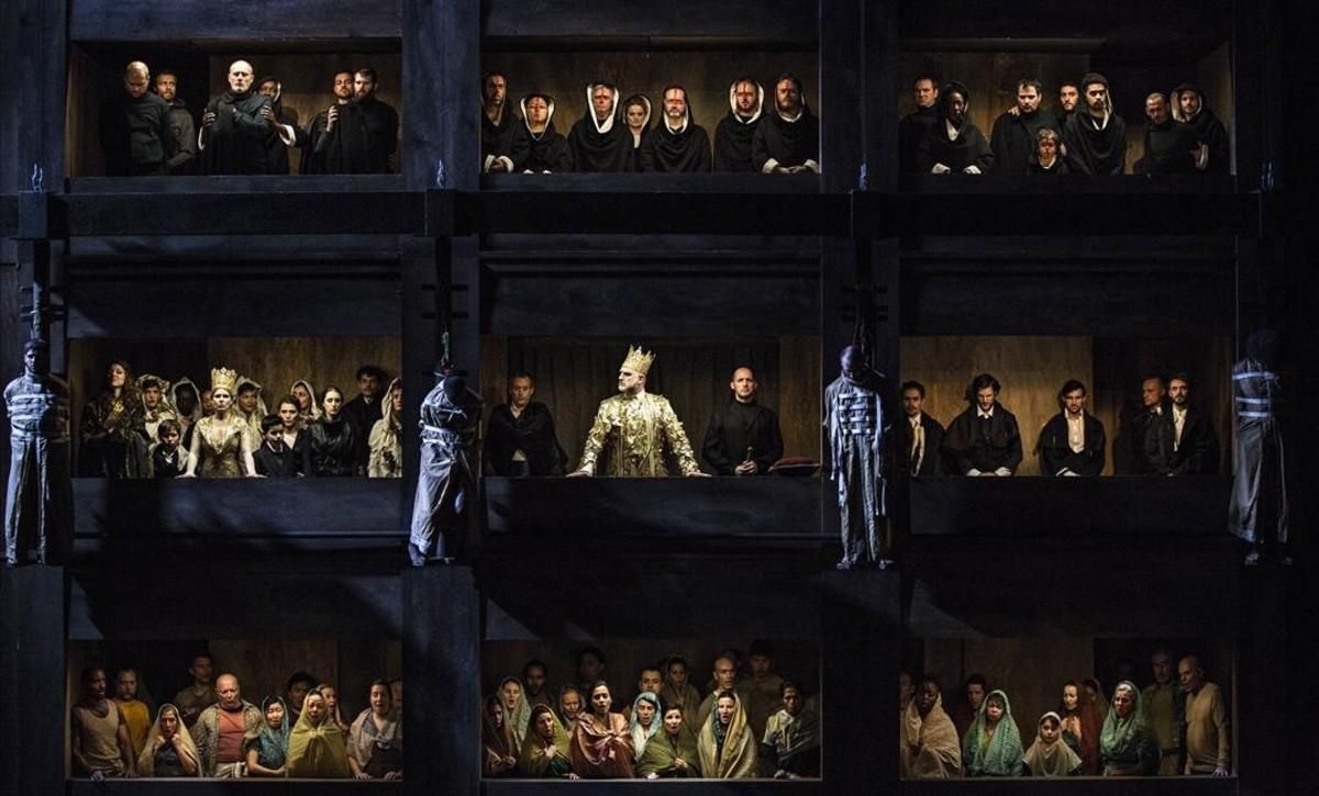 Escena del auto de fe de la ópera ’Don Carlos’, de Giuseppe Verdi, en la versión original francesa, en una producción de la Ópera de Lyon. Escena del auto de fe de la ópera ’Don Carlos’, de Giuseppe Verdi, en la versión original francesa, en una producción de la Ópera de Lyon.