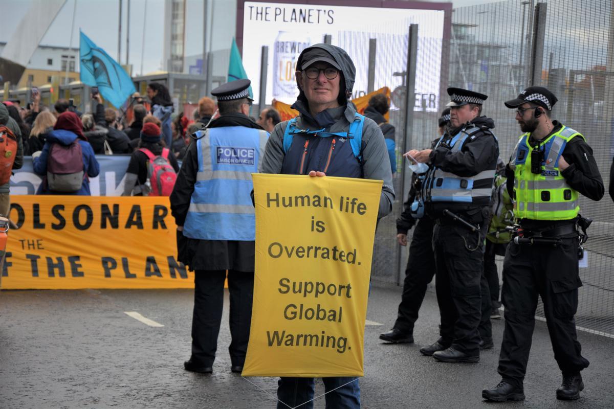 Un activista se manifiesta ante las puertas de la Cumbre del Clima de Glasgow, este martes. Un activista se manifiesta ante las puertas de la Cumbre del Clima de Glasgow, este martes.