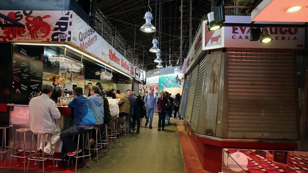 Isla desalojada adonde se trasladará el bar Moderno, cuya actual isla se derribará para esponjar el mercado. Isla desalojada adonde se trasladará el bar Moderno, cuya actual isla se derribará para esponjar el mercado.