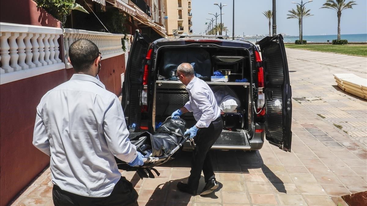 Levantamiento del cadáver de la mujer asesinada en Alboraia. Levantamiento del cadáver de la mujer asesinada en Alboraia.