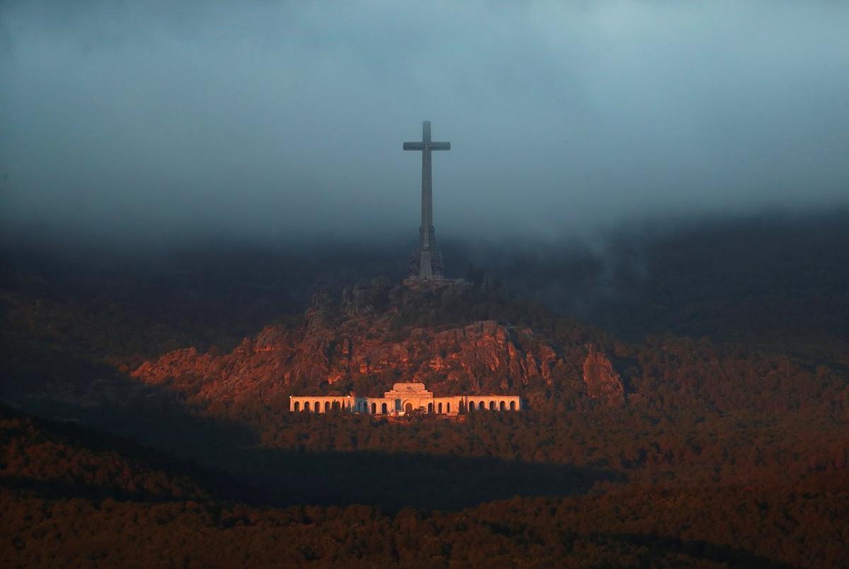 Imagen del Valle de los Caidos con niebla, el dia de la exhumación de Franco.