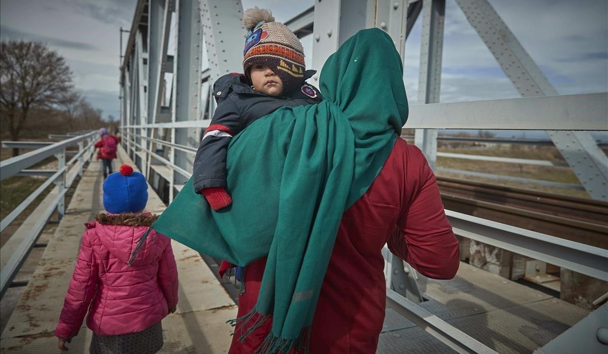 Una familia de migrante afganos se dirige a la frontera turca con Grecia. 