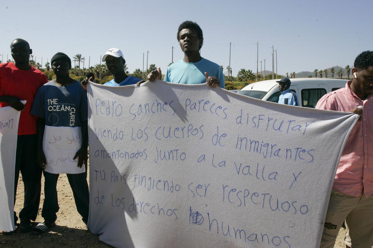 Inmigrantes del CETI de Melilla se concentran para pedir una investigación.