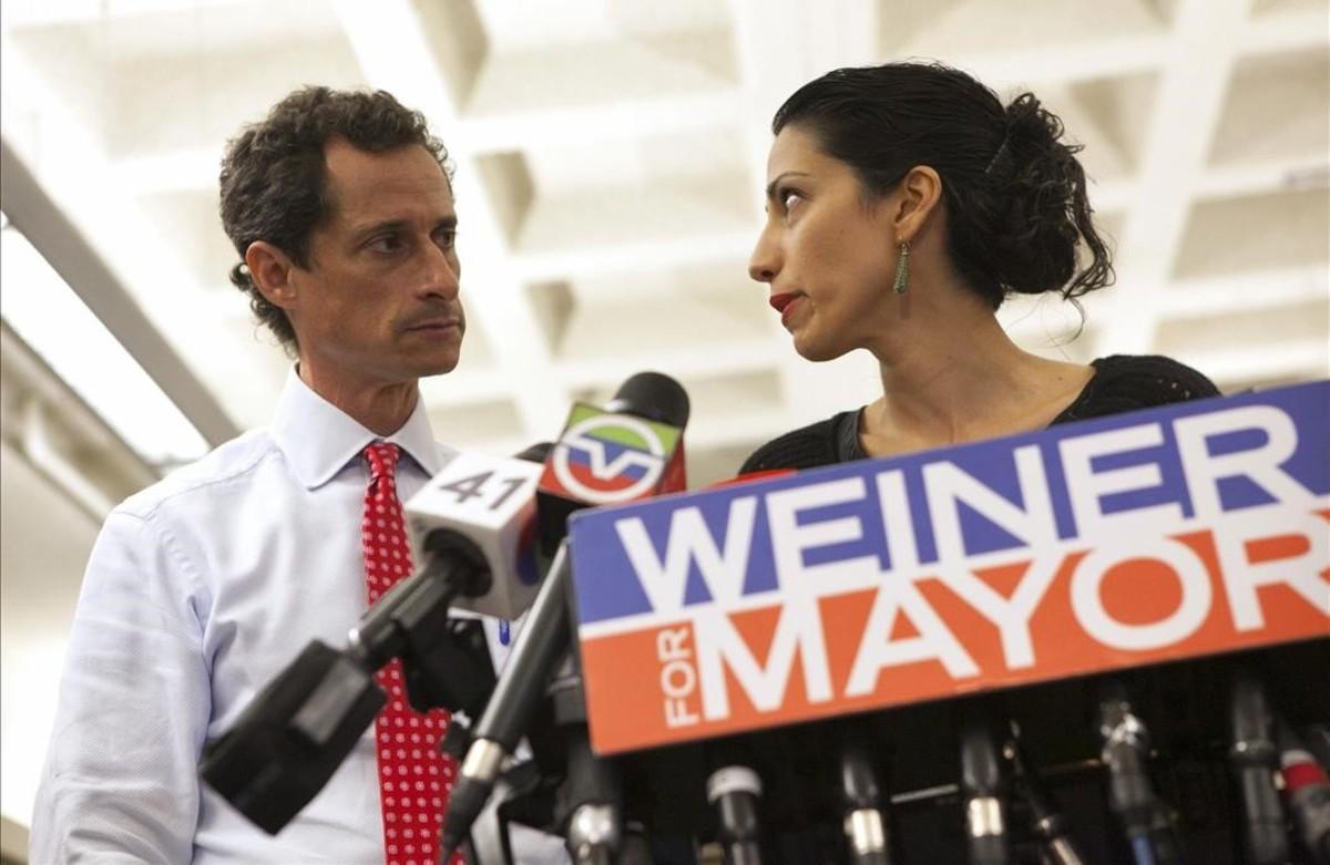 El congresista Anthony Weiner y su esposa Huma Abedin en julio del 2013.