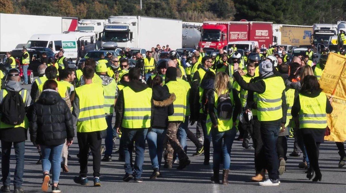 Una manifestación de ’chalecos amarillos’ bloquea el paso del tráfico en el peaje de la localidad francesa de Le Boulou.