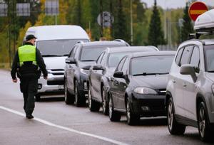 Un guardia fronterizo finlandés supervisa vehículos que cruzan la frontera con Rusia en Vaalimaa,  este jueves.