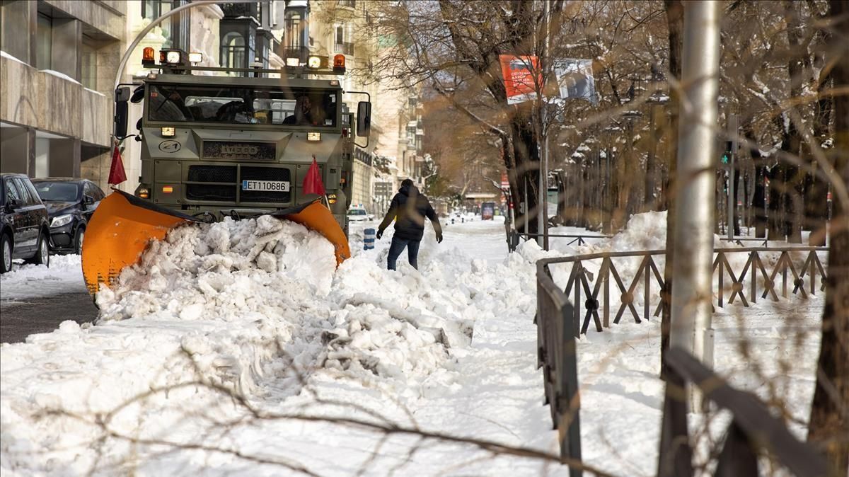Miembros de la a Unidad Militar de Emergencias (UME) ayudados de una maquina quitanieves trabajan retirando la gran nevada en el Paseo de la Castellana en Madrid Miembros de la a Unidad Militar de Emergencias (UME) ayudados de una maquina quitanieves trabajan retirando la gran nevada en el Paseo de la Castellana en Madrid