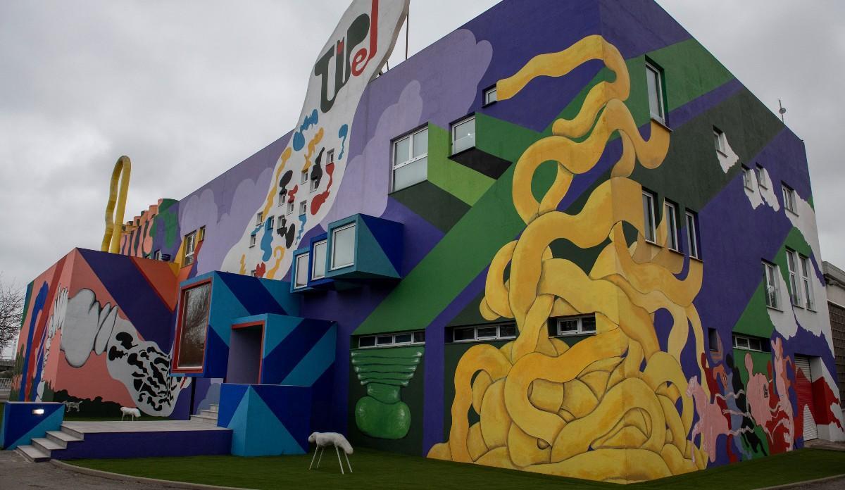 L’icònic mural de la fàbrica Tipel a Parets del Vallès compleix mig segle