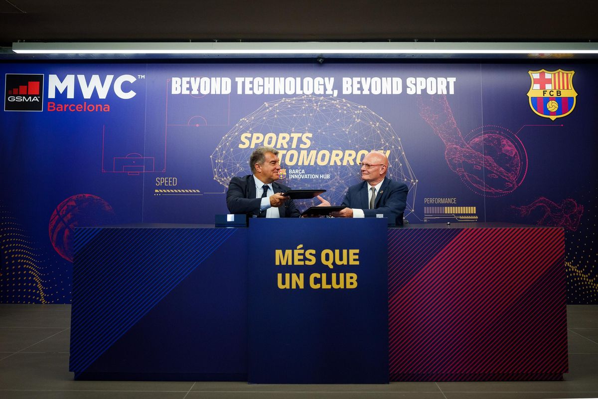 El presidente del Barça, Joan Laporta, y el consejero delegado de la GSMA, John Hoffman, en la firma del acuerdo de colaboración. El presidente del Barça, Joan Laporta, y el consejero delegado de la GSMA, John Hoffman, en la firma del acuerdo de colaboración.
