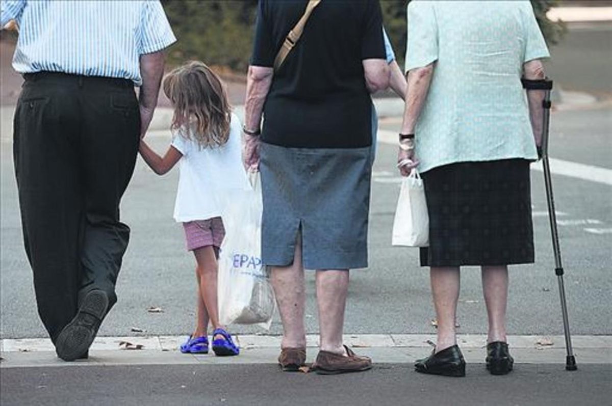 Una niña acompañada de personas mayores, en una calle de Barcelona. Una niña acompañada de personas mayores, en una calle de Barcelona.