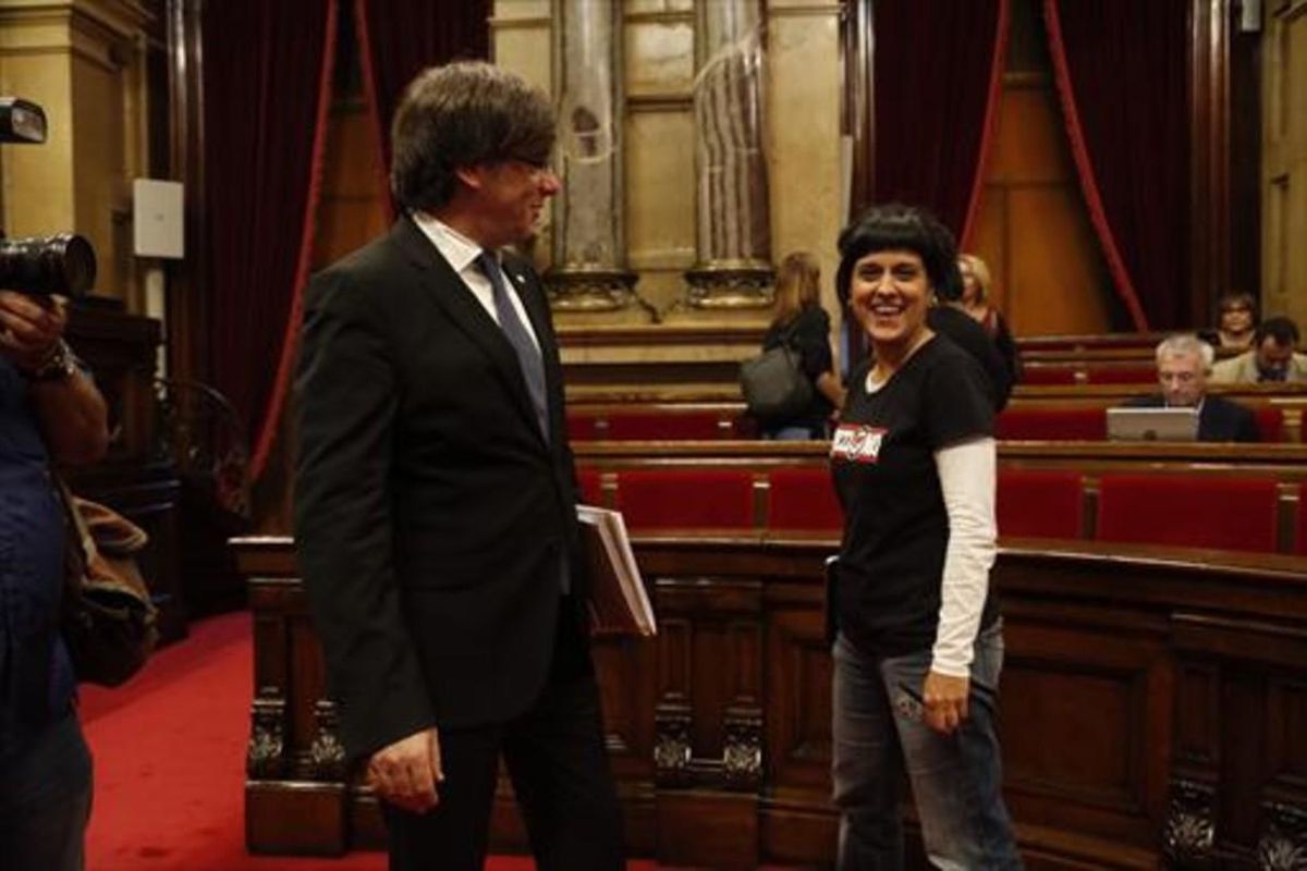 Carles Puigdemont y Anna Gabriel en el Parlament Carles Puigdemont y Anna Gabriel en el Parlament