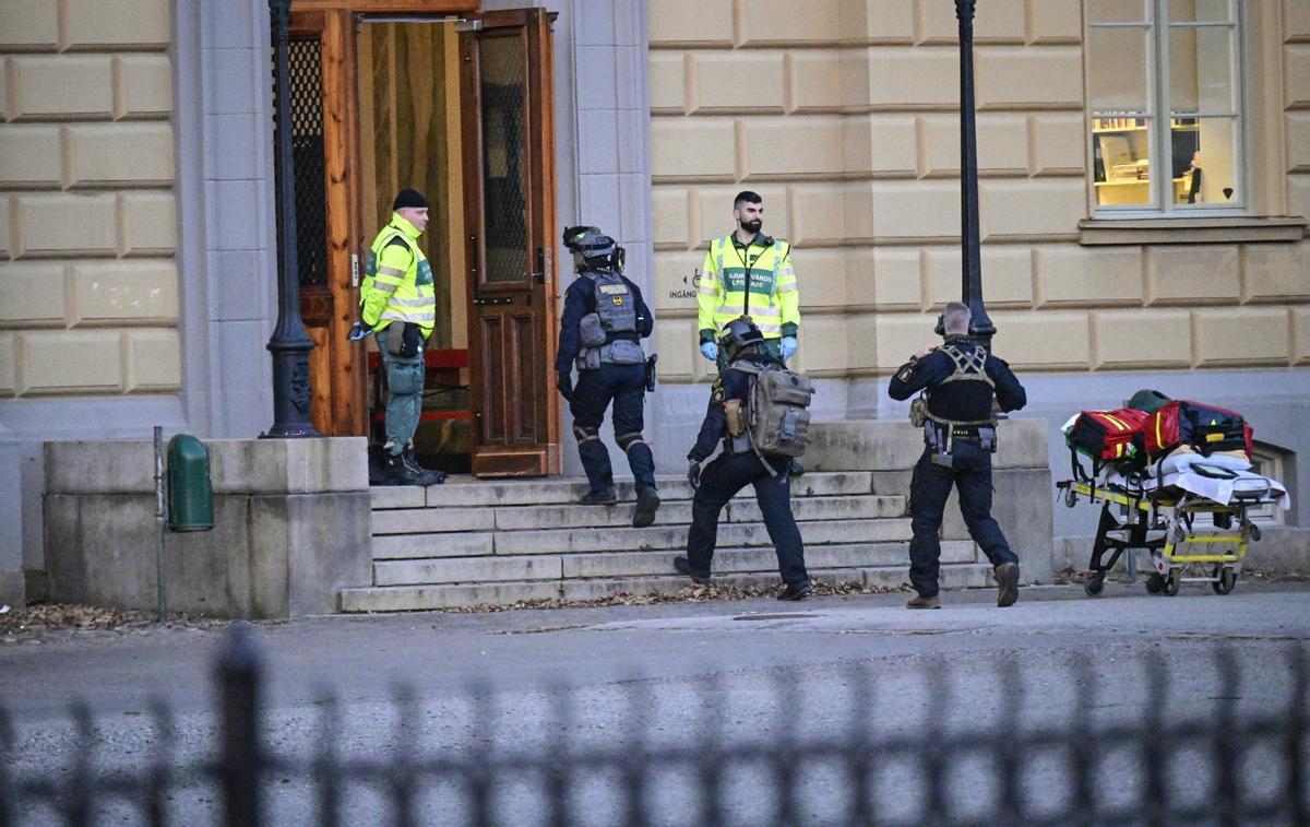 La policía de Suecia entra en la escuela de Malmo donde un joven de 18 años asesinó a dos profesoras