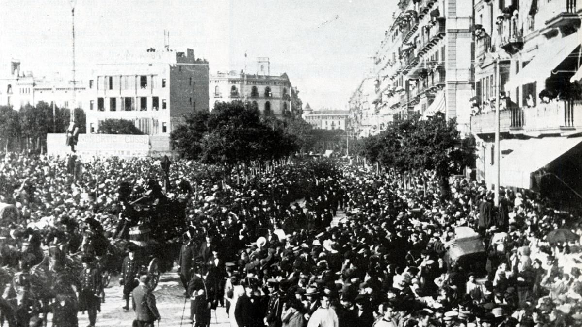 Imagen de la multitud que siguió el entierro de Jacint Verdaguer, en la plaza de Catalunya. Imagen de la multitud que siguió el entierro de Jacint Verdaguer, en la plaza de Catalunya.