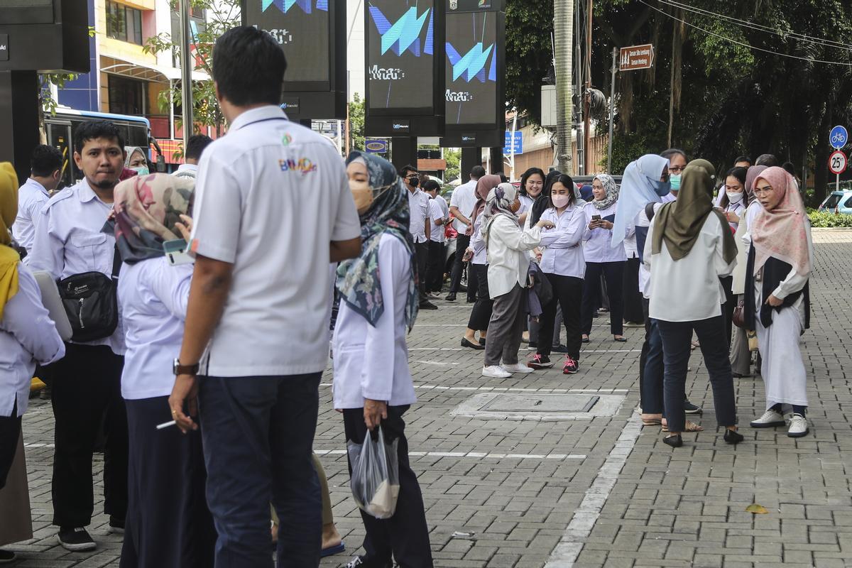 Varias personas permanecen a cielo abierto tras un terremoto registrado en la zona de negocios de Yakarta, el pasado 21 de noviembre.