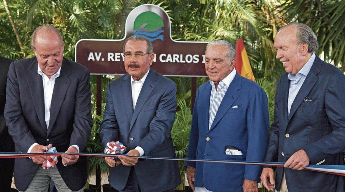 Juan Carlos, con el presidente dominicano Danilo Medina (con bigote) y los hermanos Alfie y Pepe Fanjul, en la inauguración de la avenida que lleva su nombre en el lujoso complejo Casa de Campo, en mayo del 2015.