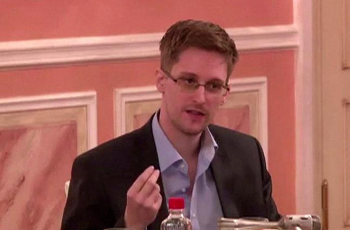 Edward Snowden, en una imagen distribuida por Wikileaks el pasado fin de semana. Edward Snowden, en una imagen distribuida por Wikileaks el pasado fin de semana.