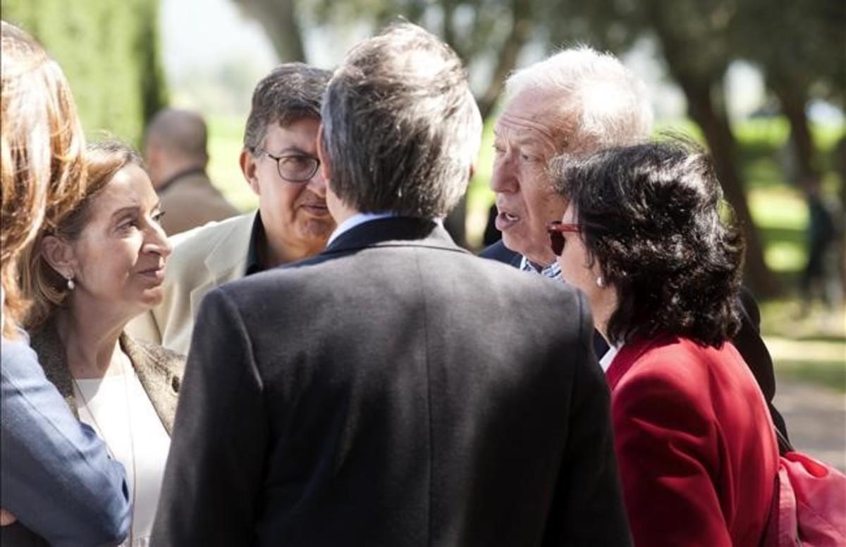 Los ministros Ana Pastor y José Manuel García-Margallo conversan con Artur Mas, de espaldas, en el almuerzo con empresarios en Fonteta (Girona).