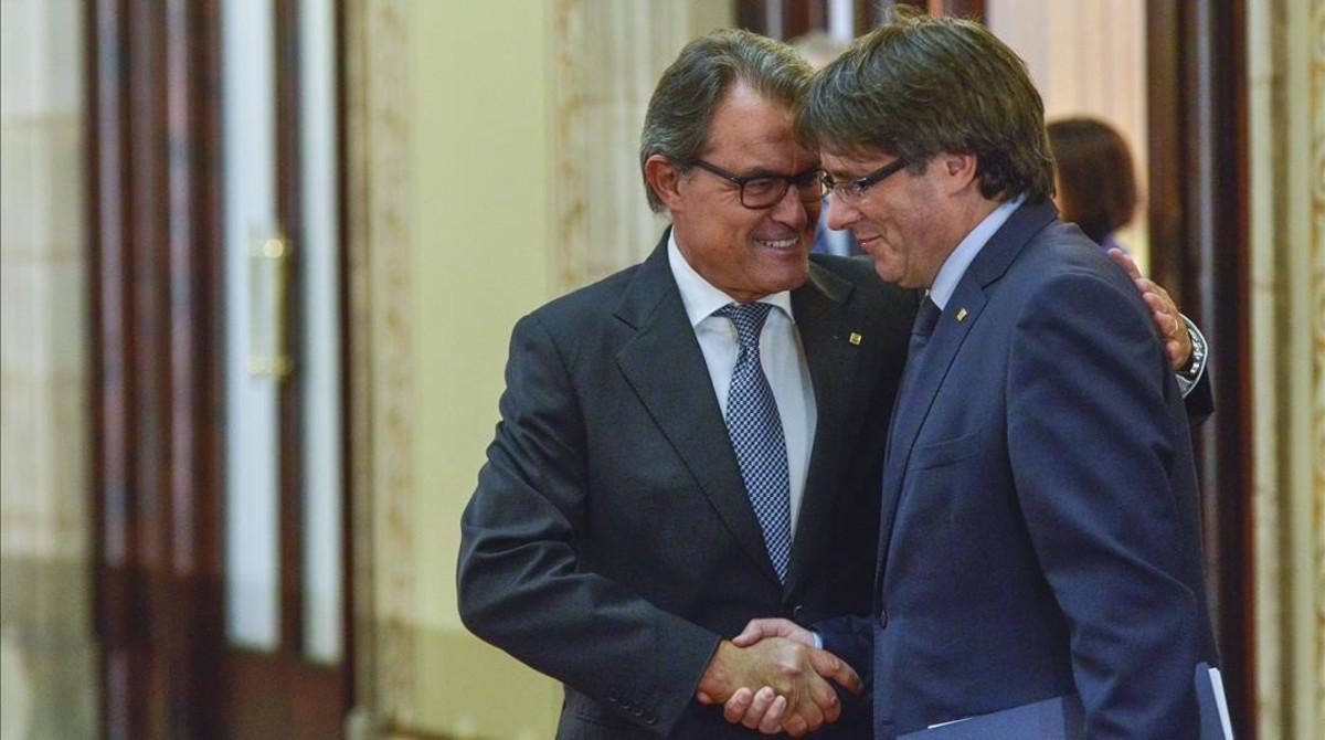 El expresidente de la Generalitat Artur Mas con su sucesor, Carles Puigdemont.