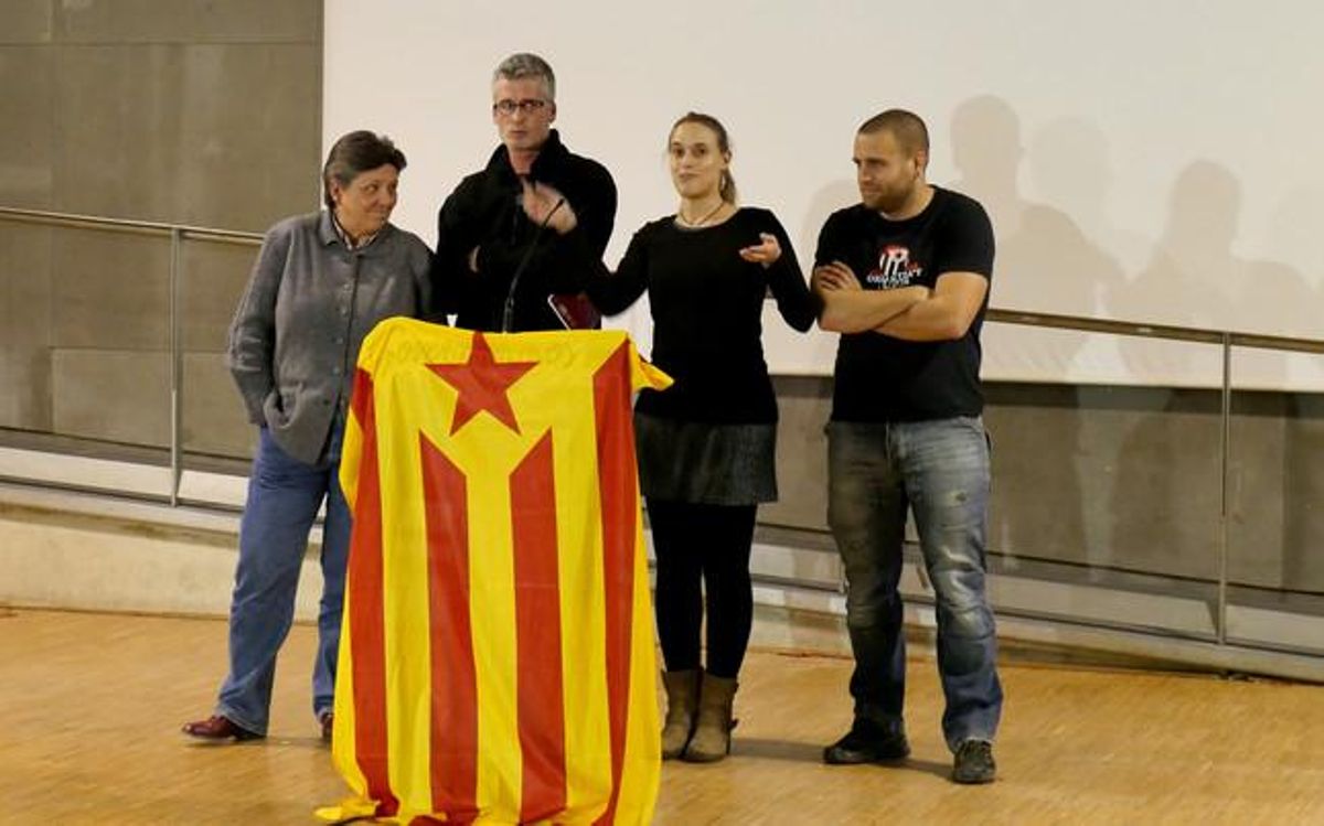 Rueda de prensa de algunos miembros de la CUP tras el Consell Polític del domingo 3 de enero del 2016. Rueda de prensa de algunos miembros de la CUP tras el Consell Polític del domingo 3 de enero del 2016.