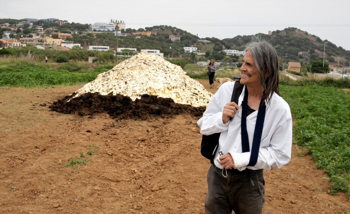 El artista Perejaume ante el ’Femer’, a las Cinc Sènies de Mataró. El artista Perejaume ante el ’Femer’, a las Cinc Sènies de Mataró.