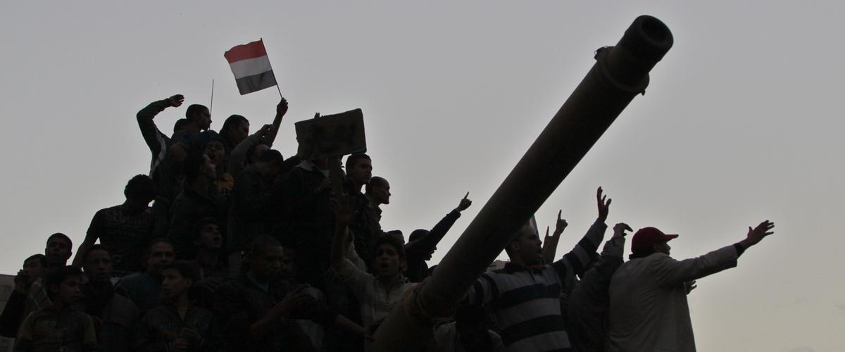 Un grupo de manifestantes encima de un tanque en la plaza Tahrir, en el centro del Cairo, durante la revuelta popular.