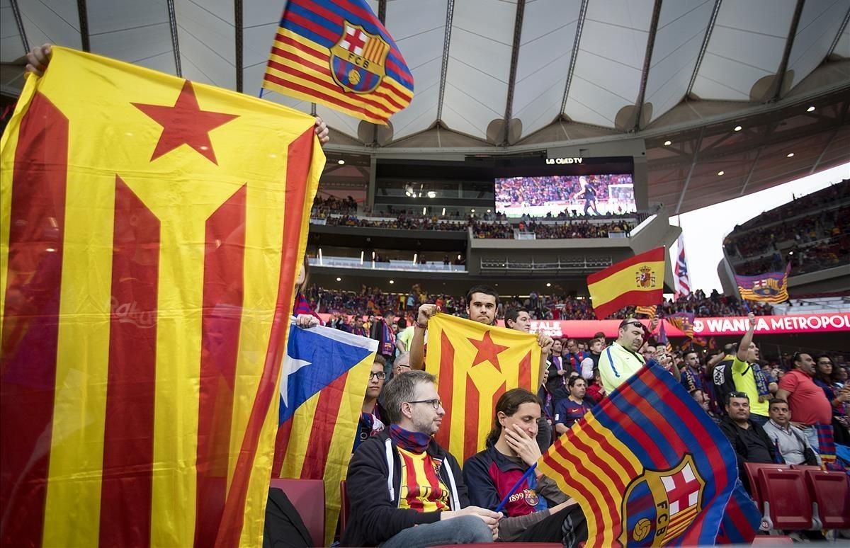 Estelades y una bandera de España en la grada. Estelades y una bandera de España en la grada.