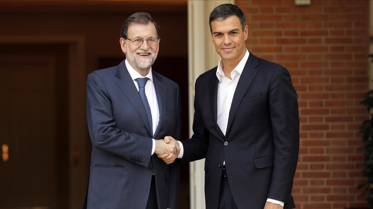 El presidente del Gobierno, Mariano Rajoy y el líder del PSOE, Pedro Sánchez, en la Moncloa. El presidente del Gobierno, Mariano Rajoy y el líder del PSOE, Pedro Sánchez, en la Moncloa.