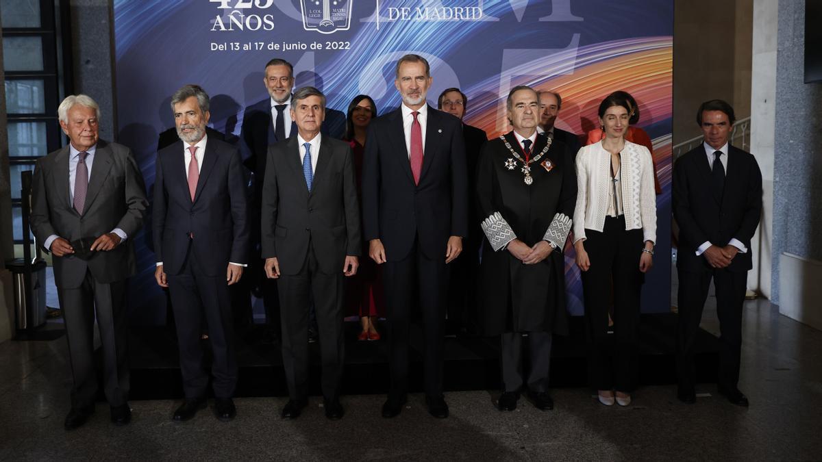 Carlos Lesmes, presidente del Tribunal Supremo, y Pedro González-Trevijano, presidente del Tribunal Constitucional, posan a la derecha del Rey el 13 de junio, en una foto de familia por el 425 aniversario del Colegio de Abogados de Madrid. 